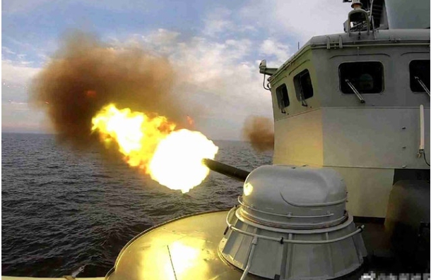 解放軍戰艦發射火砲。 圖 : 翻攝自解放軍東部戰區