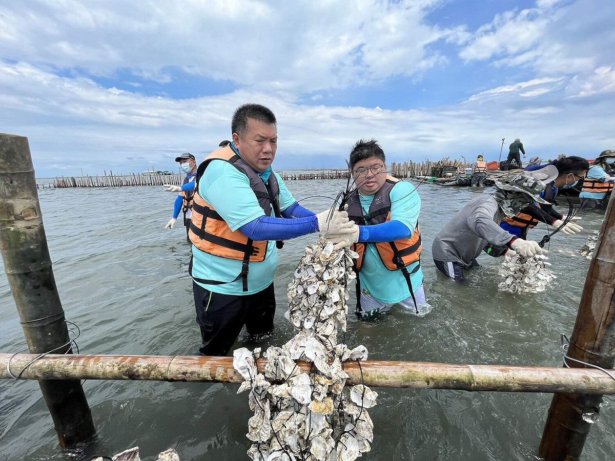 立委蔡易餘與東石鄉親一起守護外傘頂洲。