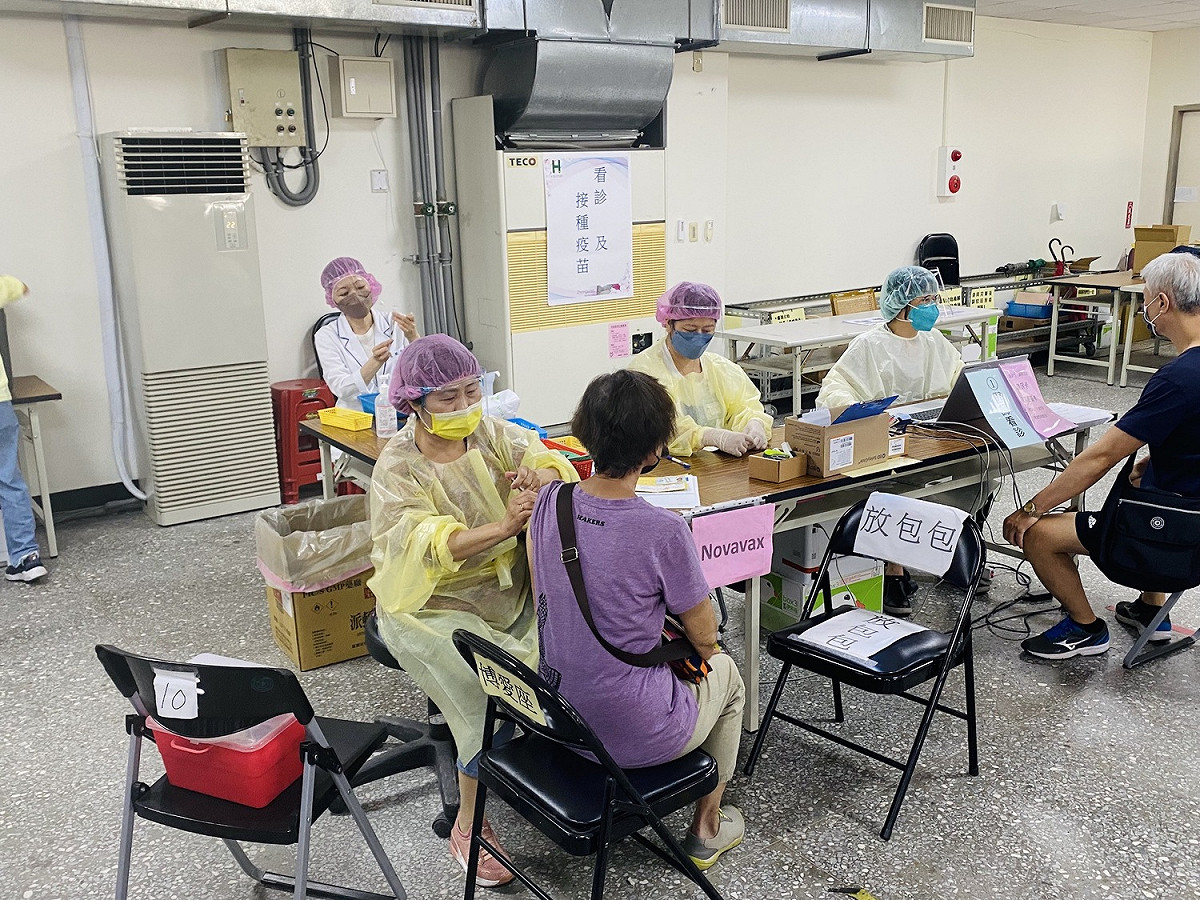 陳秀熙指出應讓年長者盡速施打第四劑疫苗(疫苗施打示意圖)。 圖：周煊惠 / 攝
