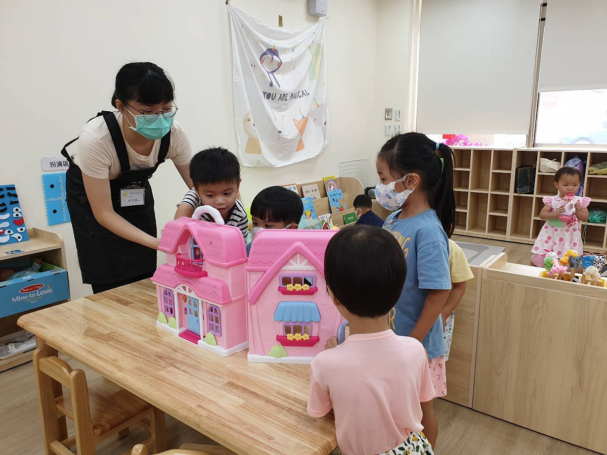 中心內有國內外多樣化的教具，透過專業教保人員引導操作，啟發全領域的學習。 圖：台糖公司／提供