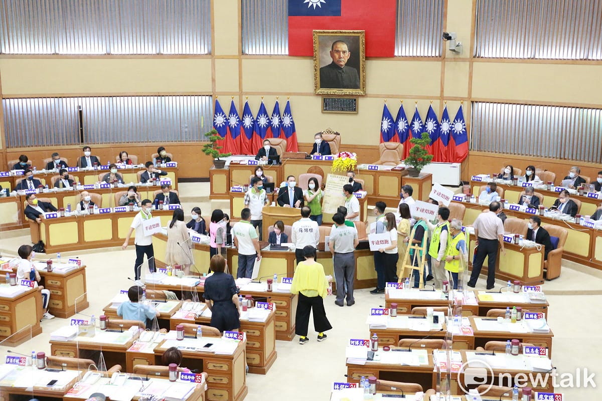 新北市議會民進黨團要求市長侯友宜簽署聲明，承諾若當選連任，不會任內落跑，不過侯友宜以上面寫的是第四屆市長為由，沒有簽名。 圖：林昀真／攝