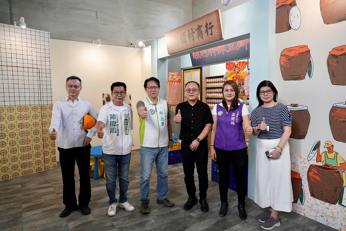 史哲(右三)、邱志偉(左三)等視察醒村文化景觀公園。 圖：高雄市文化局提供