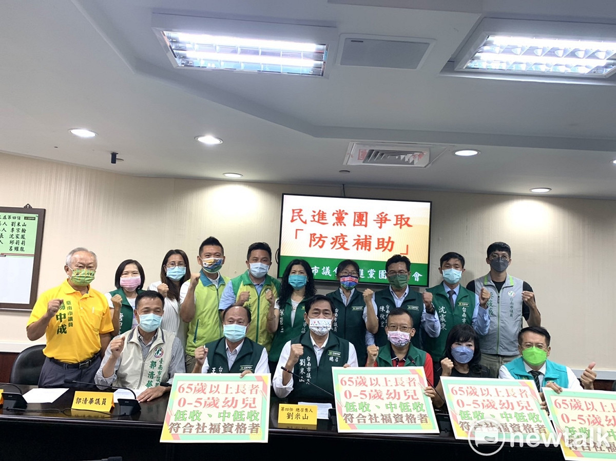 長達2年的疫情影響市民的生活，也在經濟上受到衝擊，台南市議會民進黨團今日舉行記者會，呼籲台南市長黃偉哲能體恤弱勢族群，針對長者、幼兒、經濟弱勢和具有其他社會救助資格者發放「防疫補助」，多少能夠貼補生活損失，共同度過難關。 圖：黃博郎／攝