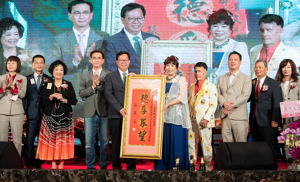 鄭文燦代表總統蔡英文頒贈賀辭予獅子會300G2區新任總監。 圖：林昀真／翻攝