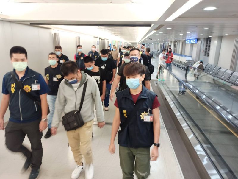 台、泰警方14日聯手在曼谷蘇旺納普機場救出9名台灣人，後續經由桃園地檢署調查，15日發現其中1名何姓男子疑為人口販賣共犯，訊後依意圖詐騙使人出國、販運人口，組織犯罪等3罪逮捕並聲請羈押，庭訊後法院裁定收押禁見。 圖／翻攝畫面