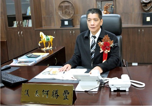 南投縣議長何勝豐捲入學歷風波，對於只有國小學歷卻能就讀碩士班拿到學位，認了論文是抄襲自己的秘書。 圖：翻攝自南投縣議會官網（資料照）。