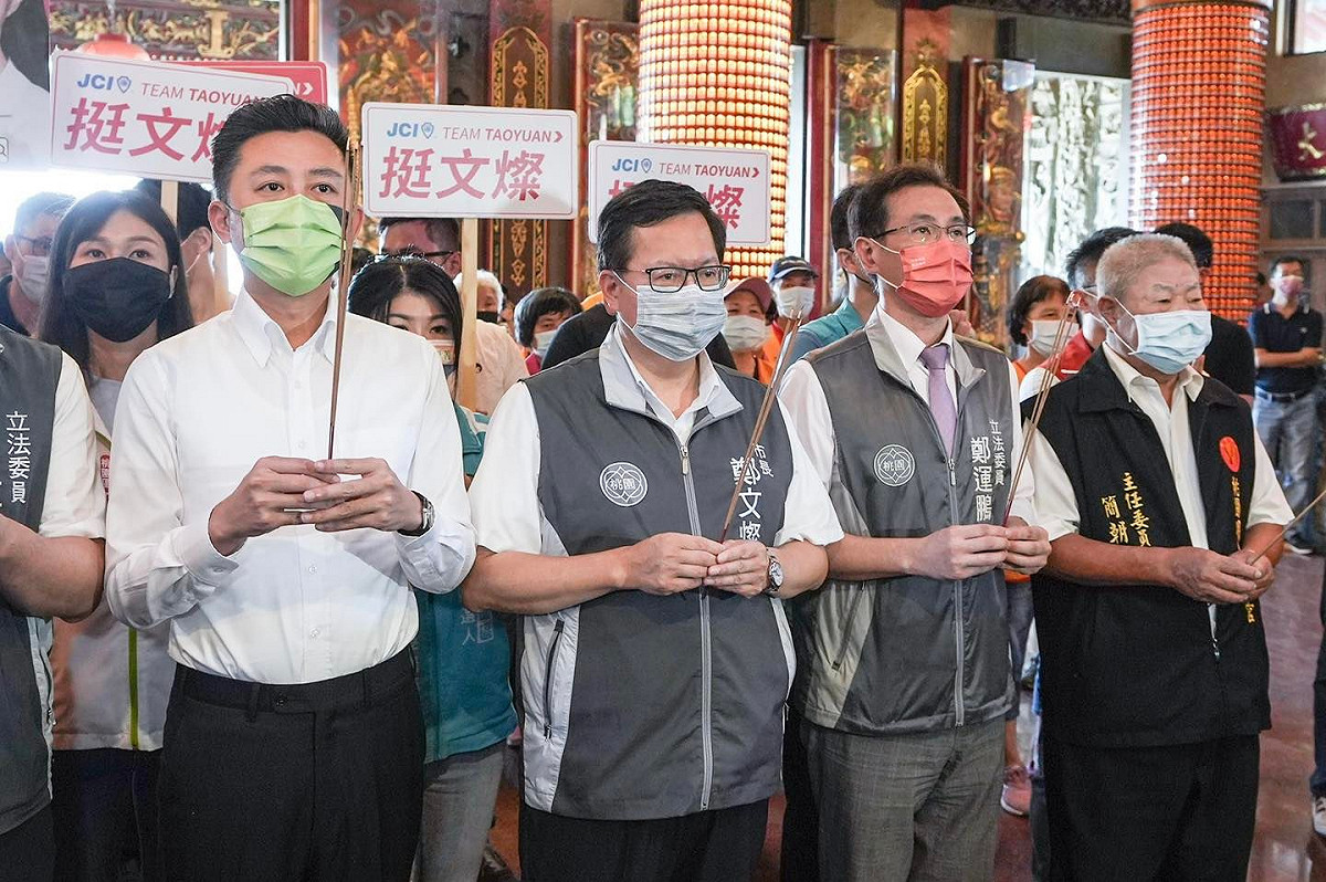 新竹市前市長林智堅（前排左起）捍衛清白決定退選，桃園市長鄭文燦感到相當不捨，立委鄭運鵬臨危受命接替上陣，桃園鐵三角迅速轉換角色。 圖：翻攝自鄭文燦臉書