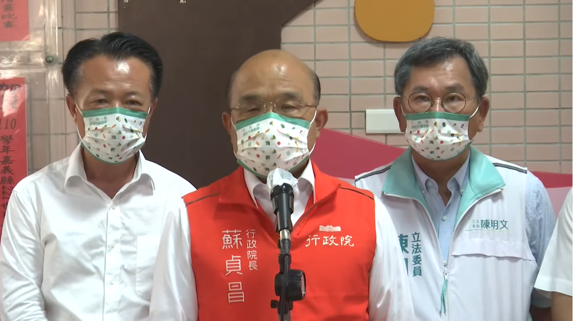 行政院長蘇貞昌今（16）天視察「嘉義縣民和國小午餐廚房」前受訪。 圖：擷自直播畫面