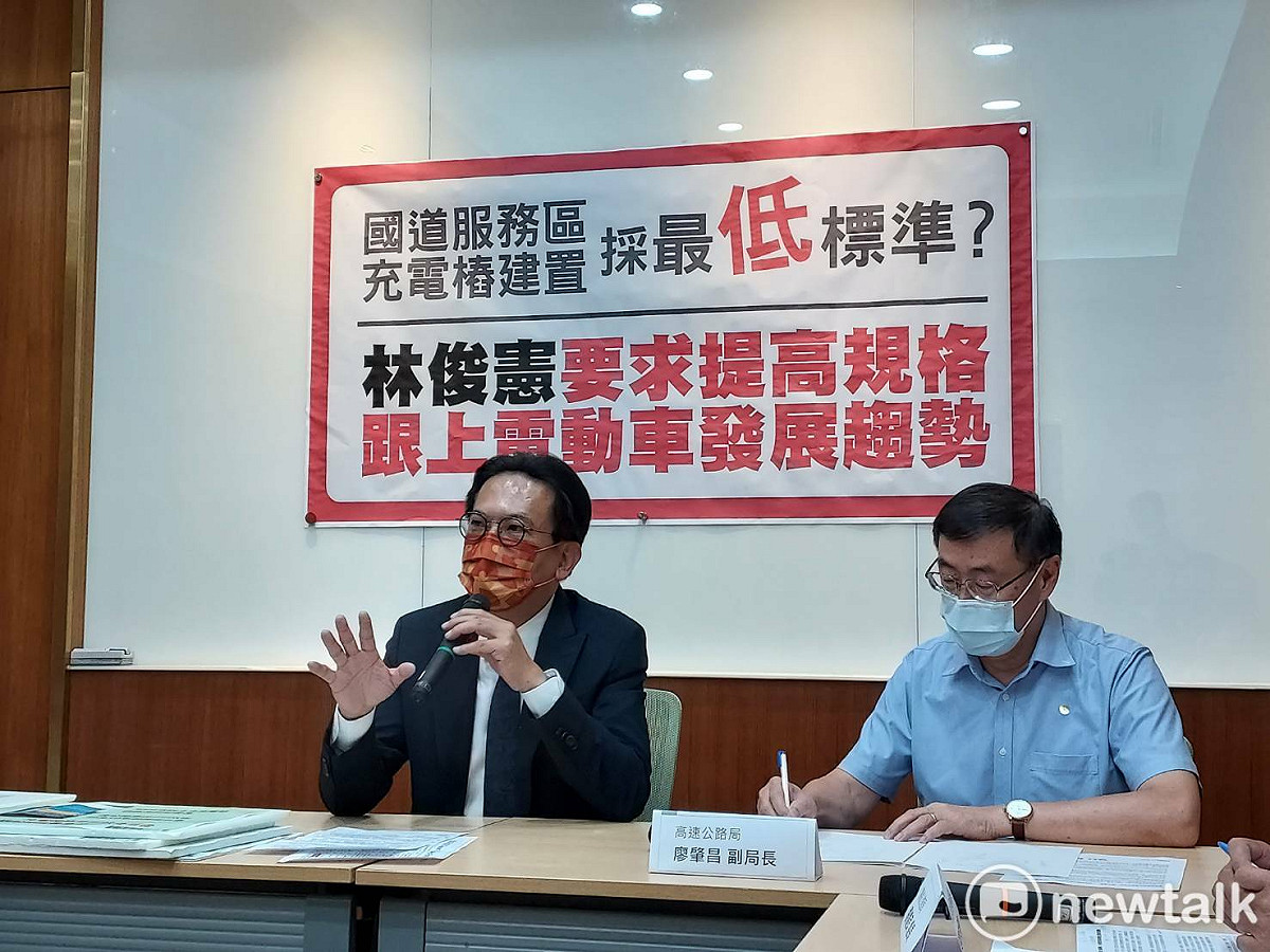 林俊憲直言國家帶頭的充電處根本是落後、沒有效率。 圖:陳佩君/攝