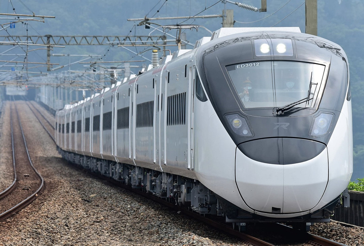為增加民眾便利性，台鐵EMU3000型新自強號座位下方皆提供充電器插座。 圖：翻攝自維基百科（示意圖）