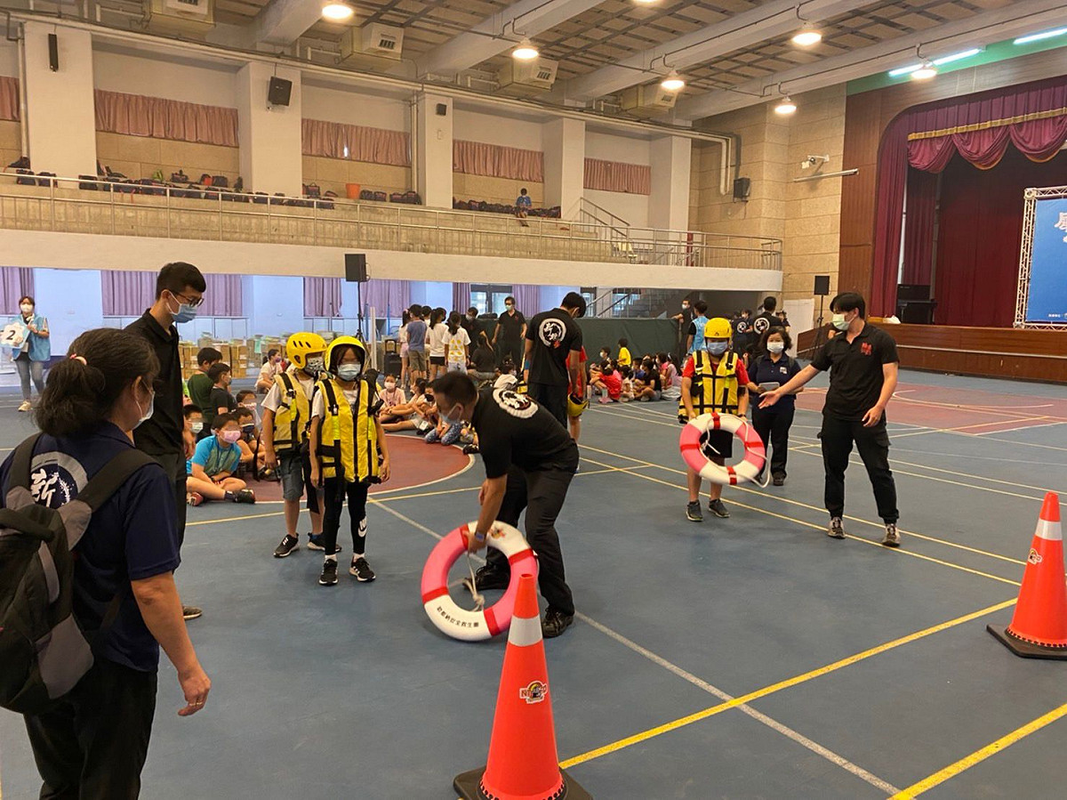 下午還有消防知識主題團康活動，如消防車快跑、消防知多少及地牛在哪裡等互動活動，培養默契及團隊精神，一舉兩得。 圖：新北市消防局提供