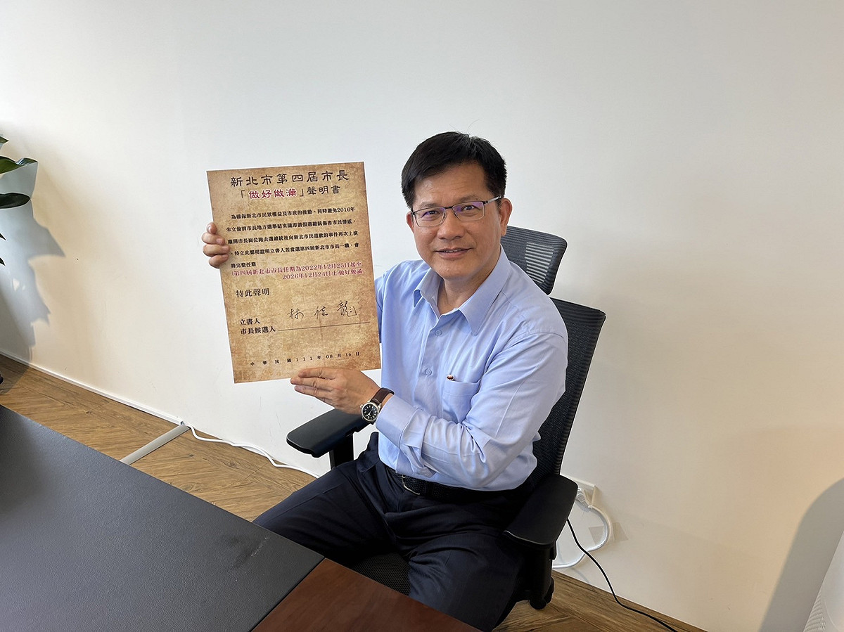 何博文表示，「與其看侯的施政報告書，不如看林佳龍新北大翻新的政見比較實在」。 圖：林佳龍競選辦公室提供