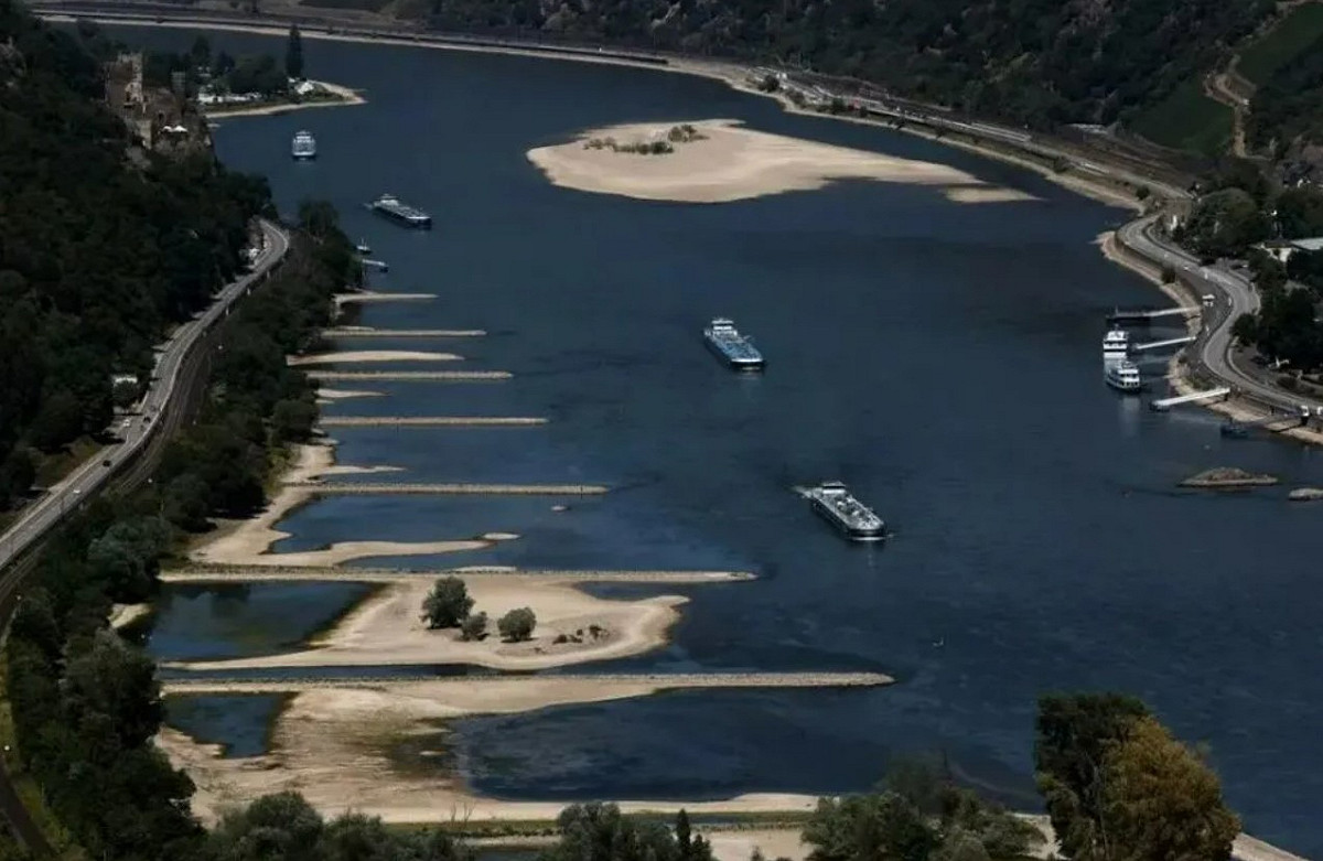 當地時間2022年8月9日，萊茵河畔賓根。貨船駛過部分河床乾涸的萊茵河。 圖：翻攝自騰訊網