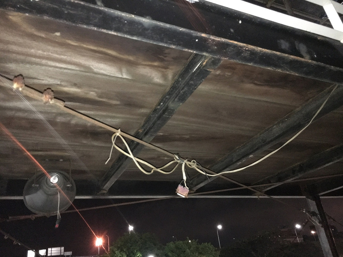 事發現場看台下方私接線路。 圖：新北市水利局提供