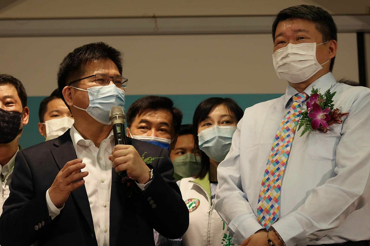 林佳龍（左）競選辦公室發言人何博文（右）痛批，侯辦對外聲稱所謂的「警大聲明」根本是造假、欺騙，此事當然可受公評，「這是廢到爆的廢話」，「可受公評」，然後呢？ 圖：取自何博文臉書（資料照）