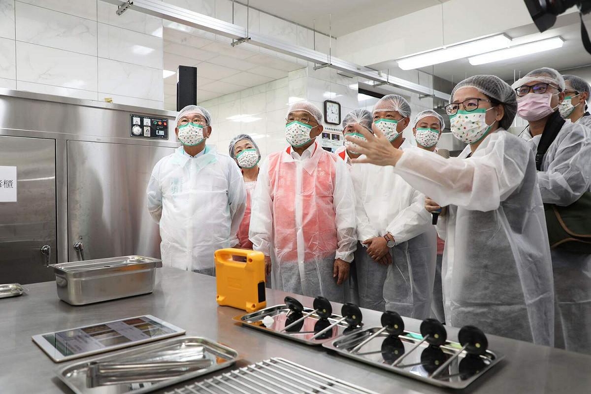 蘇貞昌訪視嘉義縣民和國小營養午餐的廚房設備。 圖：嘉義縣政府/提供