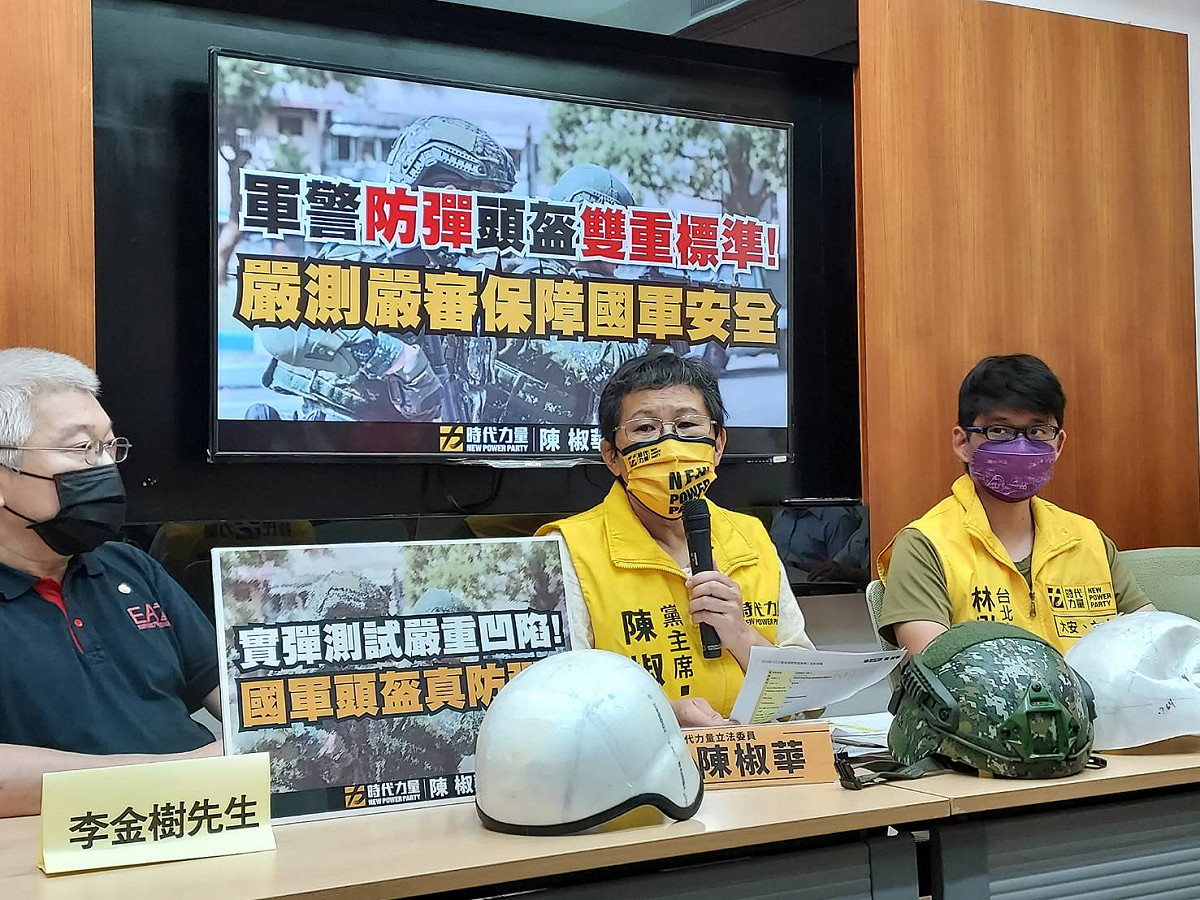 陳椒華質疑，國軍頭盔沒做凹陷測試，恐影響官兵安全。 圖：陳佩君／攝