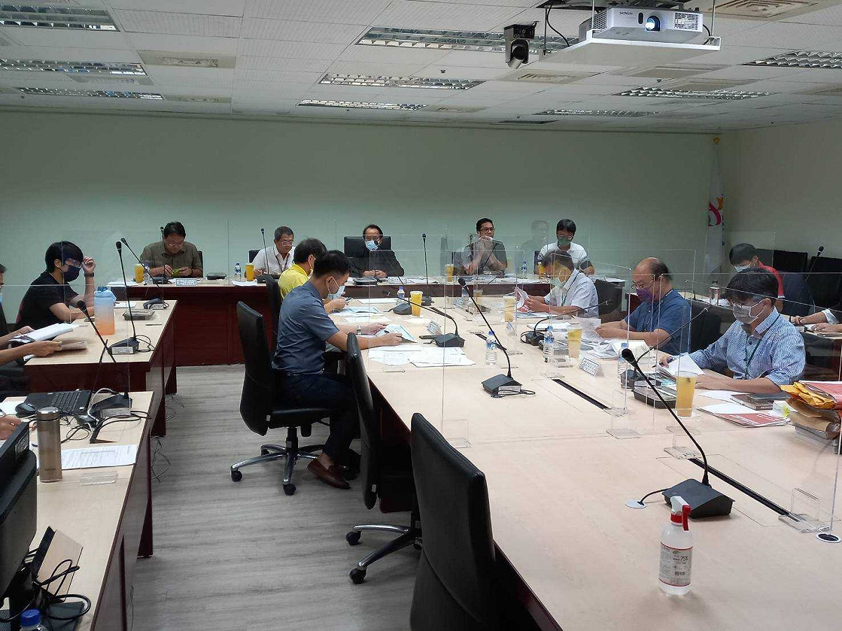 針對高市前金區自強一路83巷新建建築工程14日發生道路塌陷致鄰房損害案，高市府召開專案小組會議。 圖：高雄市工務局提供