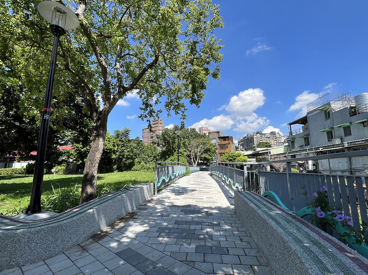 「水」的部分運用大甲九圳溪畔水流意象引入溪畔小徑，更新改造既有老舊破損的木棧道及欄杆，寓意著鶯歌區文化藝術的源源不絕。 圖：新北市工務局提供