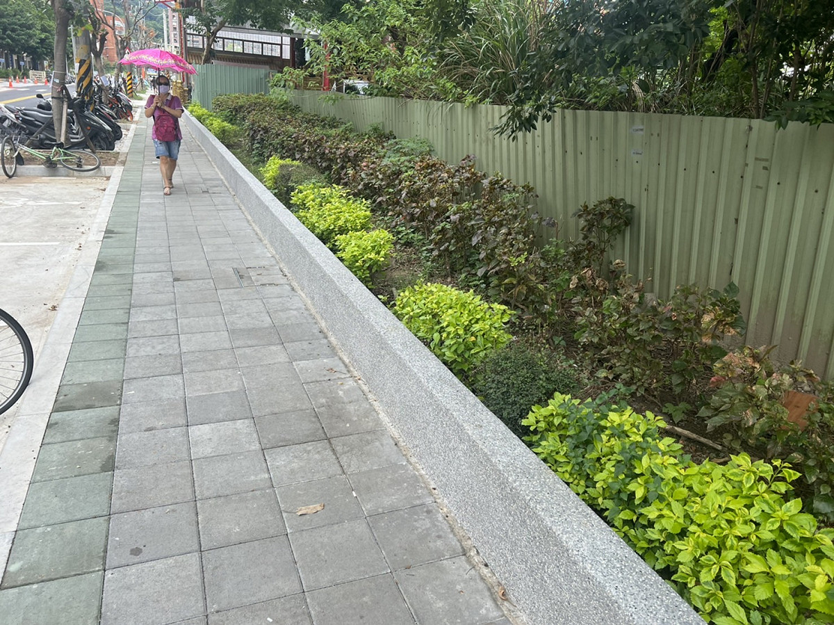 鶯歌建國路以「山」的綠色為主題意象，並以桐花意象做為人行道鋪面指標。 圖：新北市工務局提供