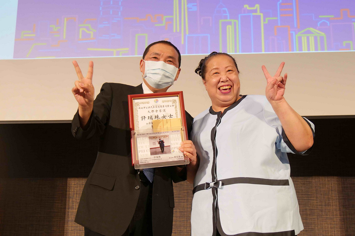 侯友宜感謝公車從業人員在疫情期間堅守崗位，與市府並肩維繫城市正常運作。 圖：新北市交通局提供
