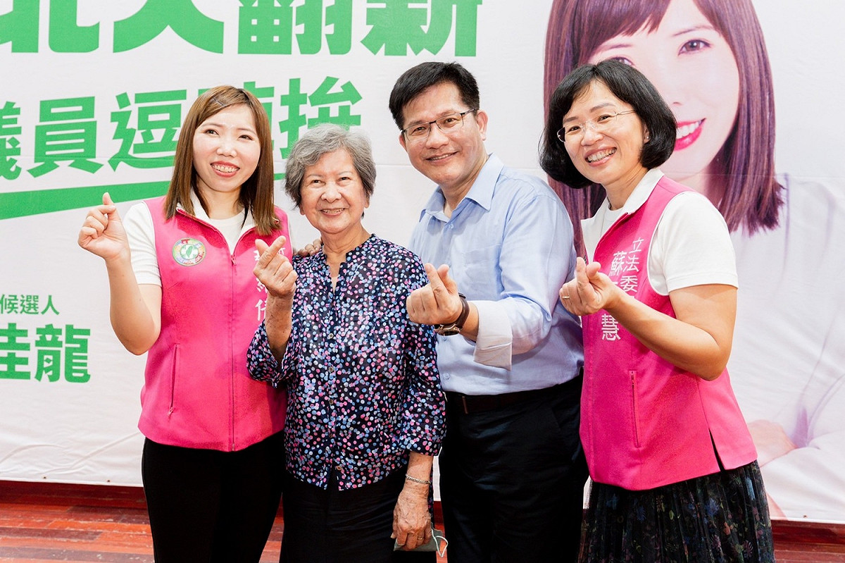林佳龍到中和地區參加在地市議員張維倩舉辦的系列市政座談會，立委蘇巧慧陪同，龍媽也現身。 圖：林佳龍競辦提供