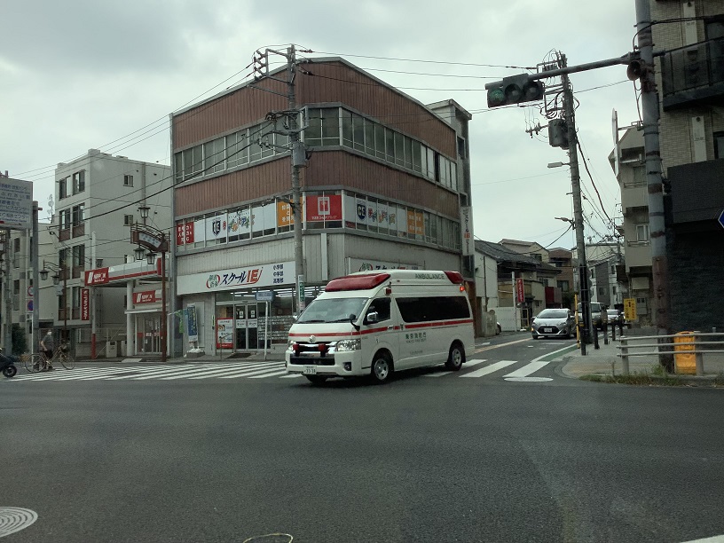 找不到收容醫院的救護車滿街跑