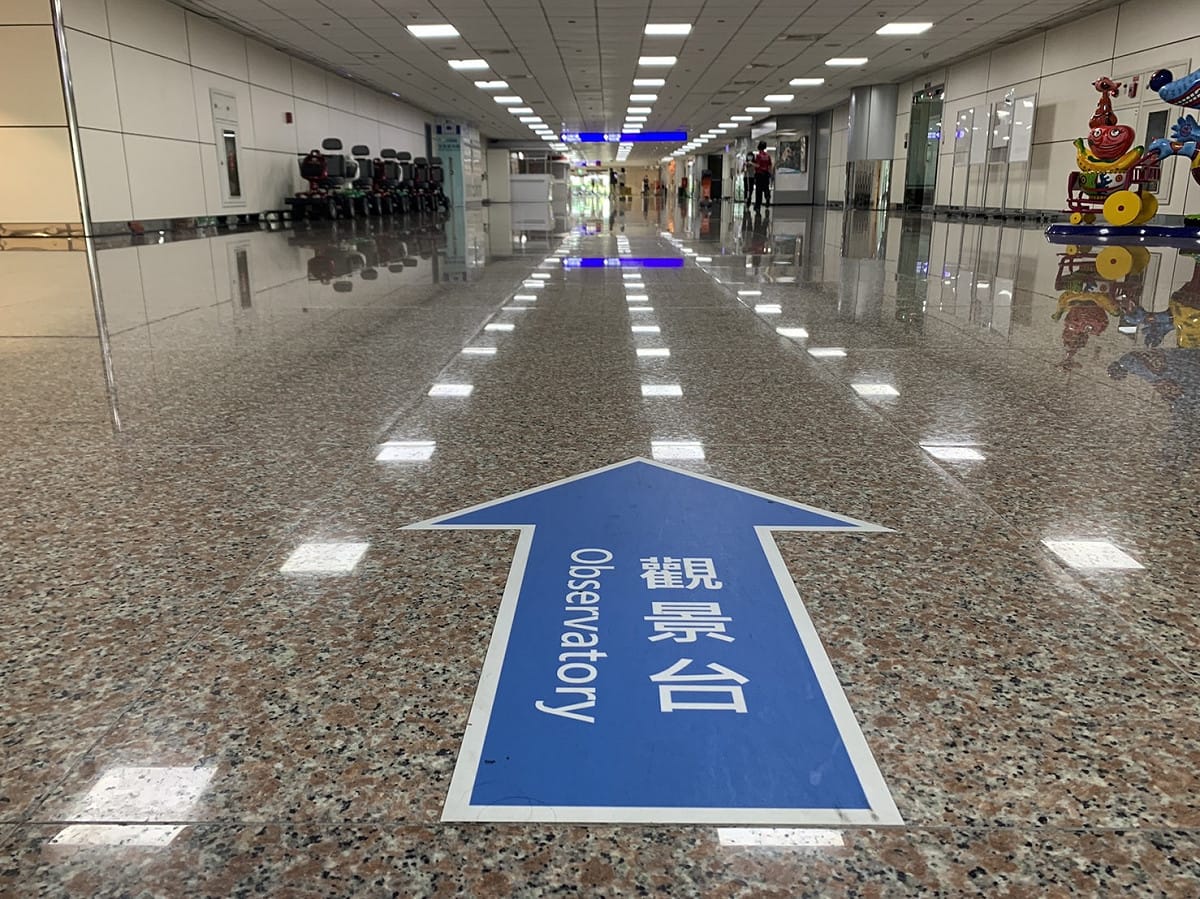 桃機提醒，旅客進入航廈時應循「藍」色地貼前往觀景台。 圖：桃園機場公司／提供