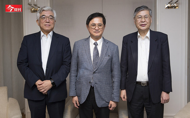 和碩集團高階經理人分析，童子賢安排雙CEO的想法是「一個穩住本業，另一個負責更未來、更advance（前瞻）的產品與產業」。