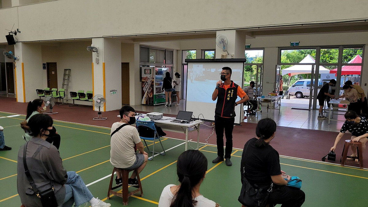 金山區長廖武輝叮嚀考生考照注意事項。 圖：金山區公所提供