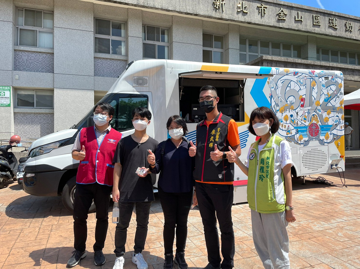 通過考試現場馬上領到機車駕照。 圖：金山區公所提供