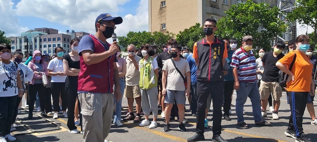 監理站人員解說路考相關規定。 圖：金山區公所提供