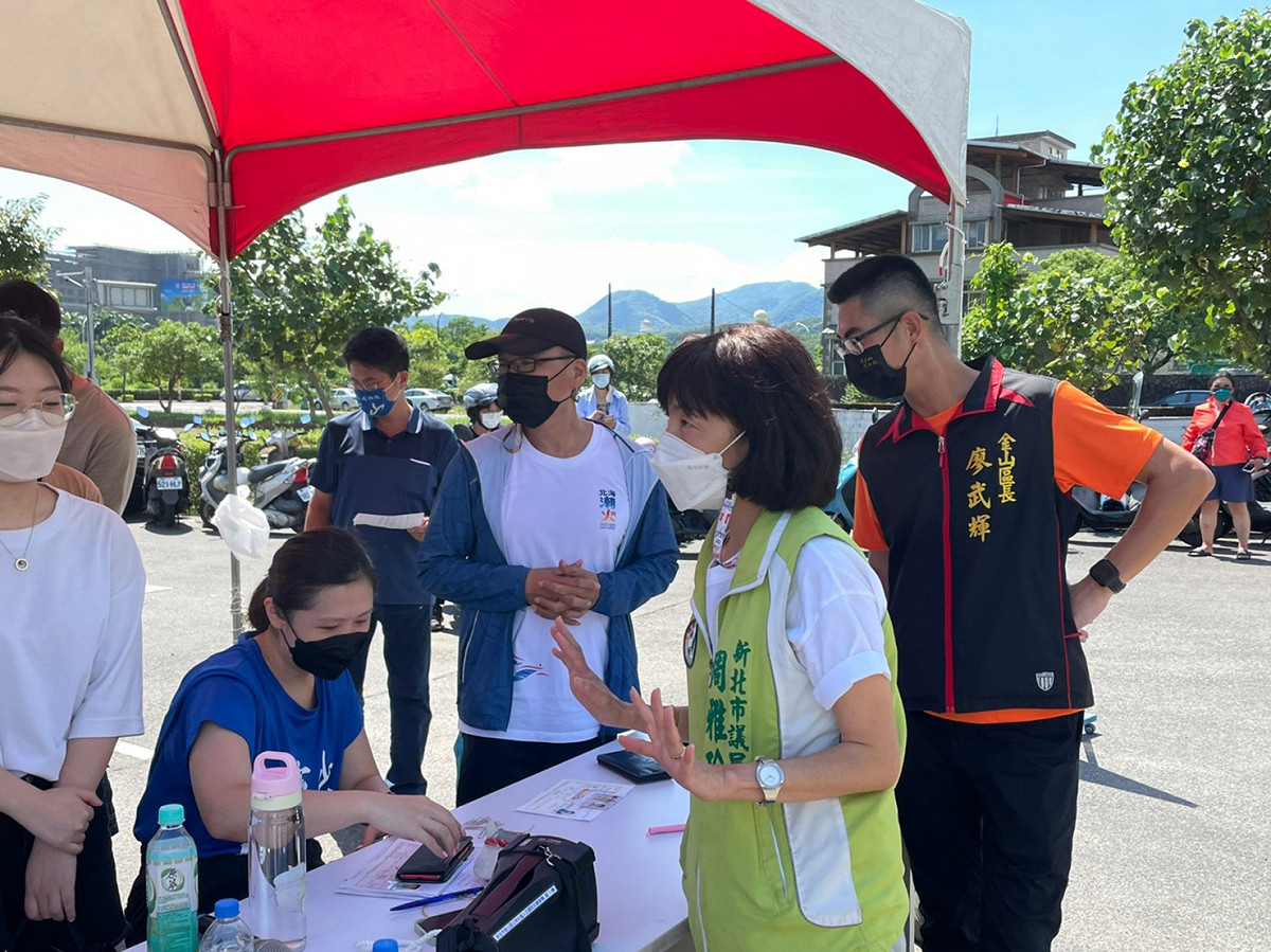 議員周雅玲為考生加油打氣。 圖：金山區公所提供