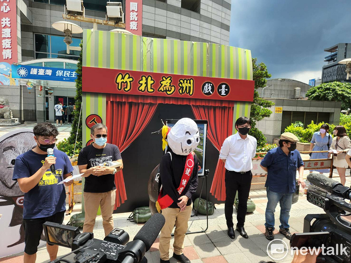 前立委黃國昌去年召開記者會，指控國民黨竹北市長參選人林為洲炒地獲取暴利。 圖：黃建豪/攝