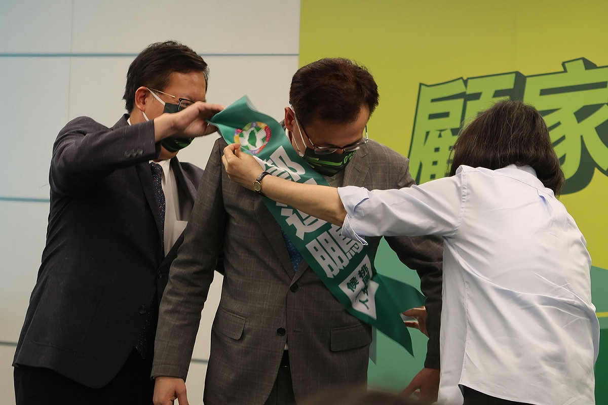 總統蔡英文幫鄭運鵬背上競選背帶 圖：林朝億/攝