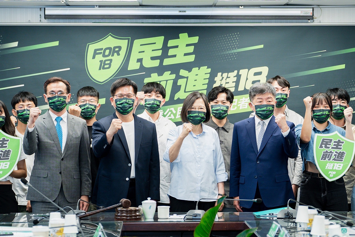 民進黨新北市長參選人林佳龍今(17)日下午前往民進黨中央黨部，和總統蔡英文、台北市長參選人陳時中一同出席「民主前進挺18」支持18歲公民權宣誓記者會。 圖：林佳龍競選辦公室提供