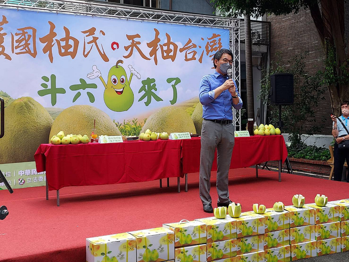 劉建國今在立院舉行「護國柚民，天柚台灣，斗六柚來了」促銷活動。 圖:陳佩君/攝