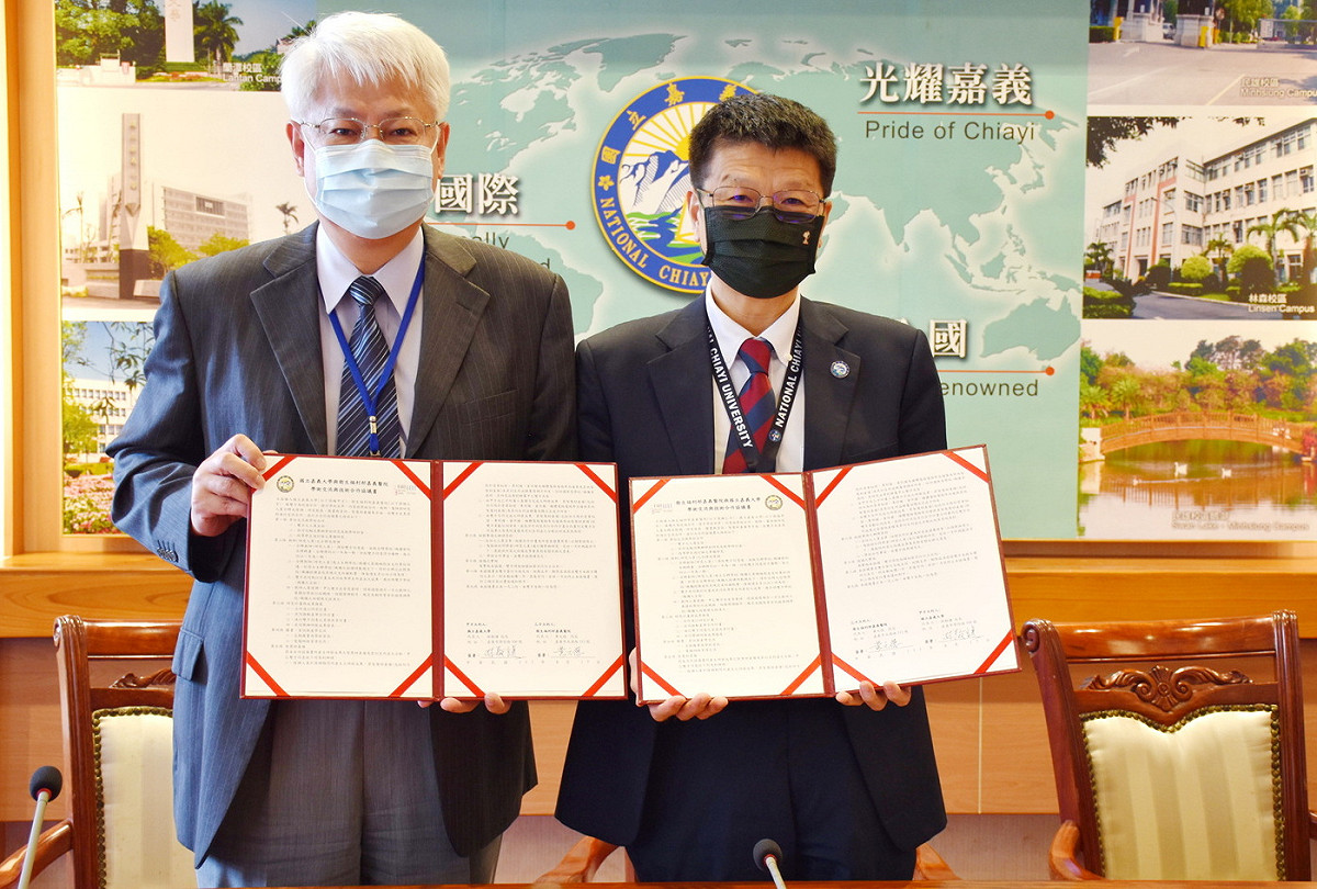 嘉義大學校長林翰謙（右）與衛生福利部嘉義醫院院長黃元德簽訂合作協議。 圖：嘉義大學/提供