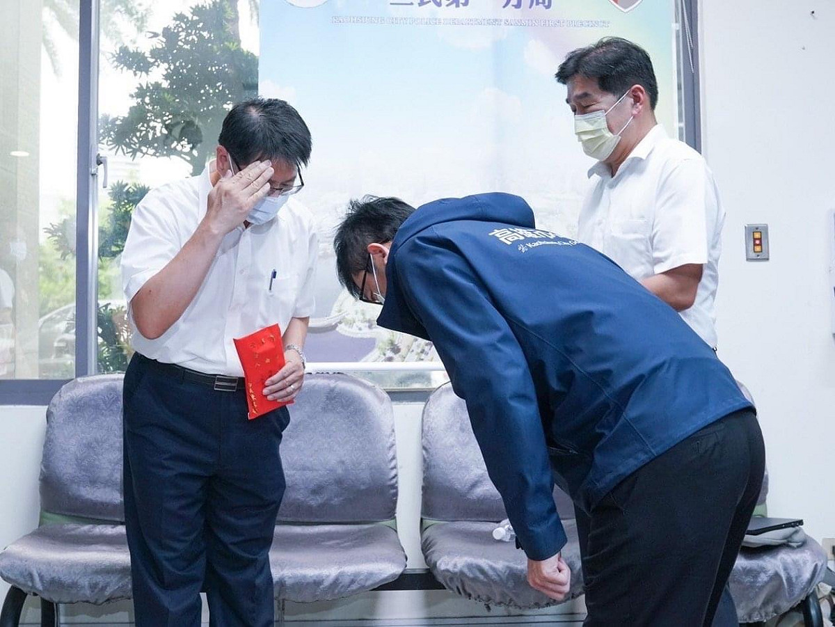 陳其邁(中)向破案有功的分局長鞠躬致謝。 圖：翻攝陳其邁臉書