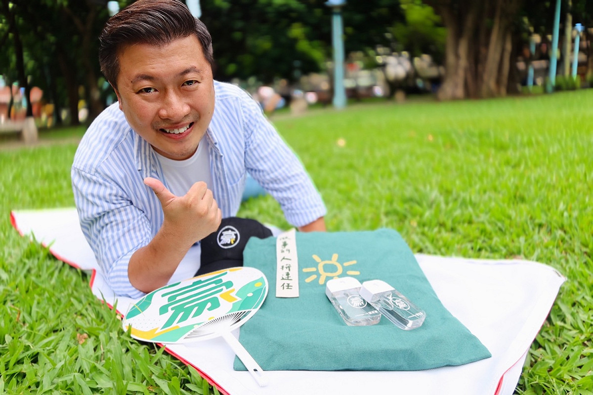 這次環保袋的設計簡單，文青風格的環保袋，外觀是「陽光團隊」傳承的手繪風格陽光意象，簡單俐落的設計與配色，延續陽光團隊的環保理念，出外旅遊、購物沒負擔，又兼顧輕鬆有造型。