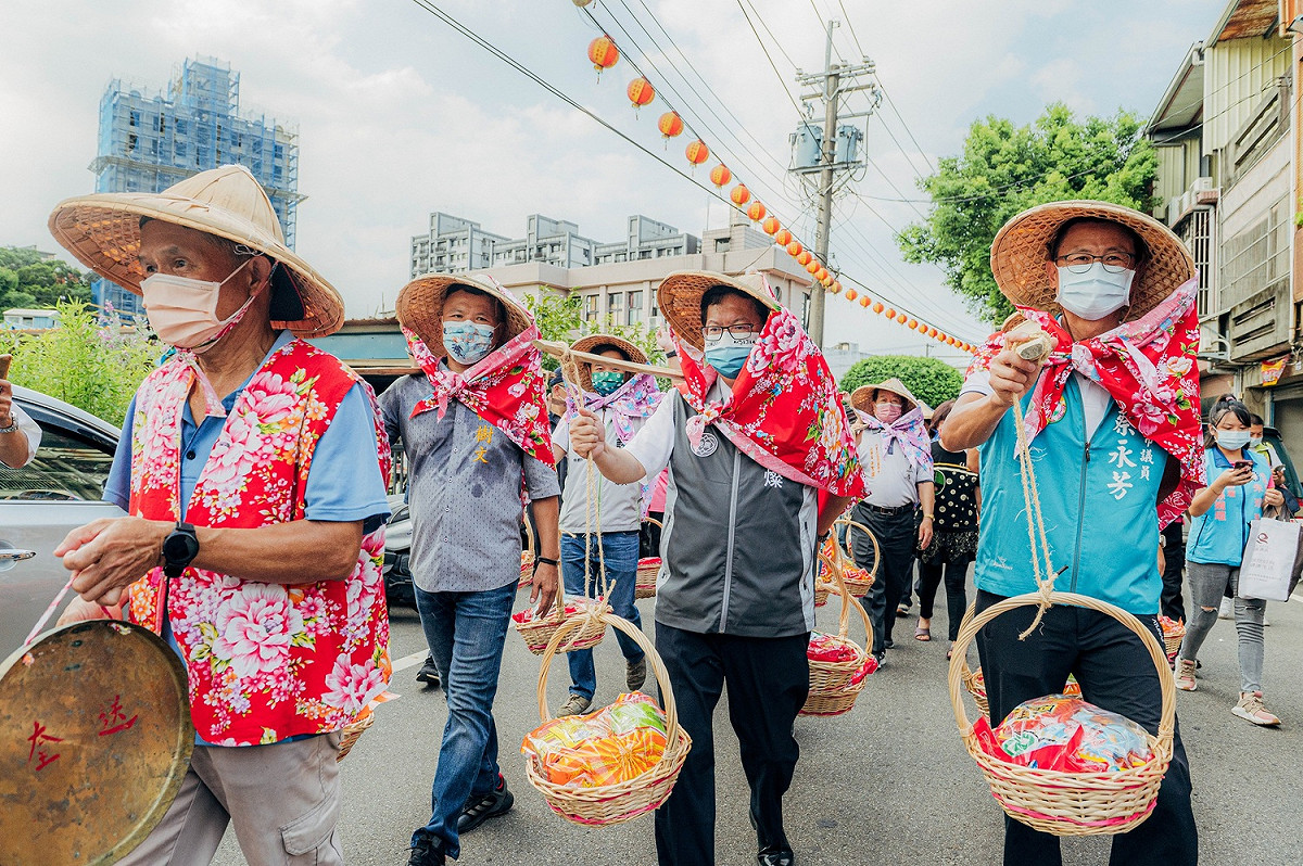 鄭文燦體驗挑擔踩街文化。 圖：桃園市政府/提供