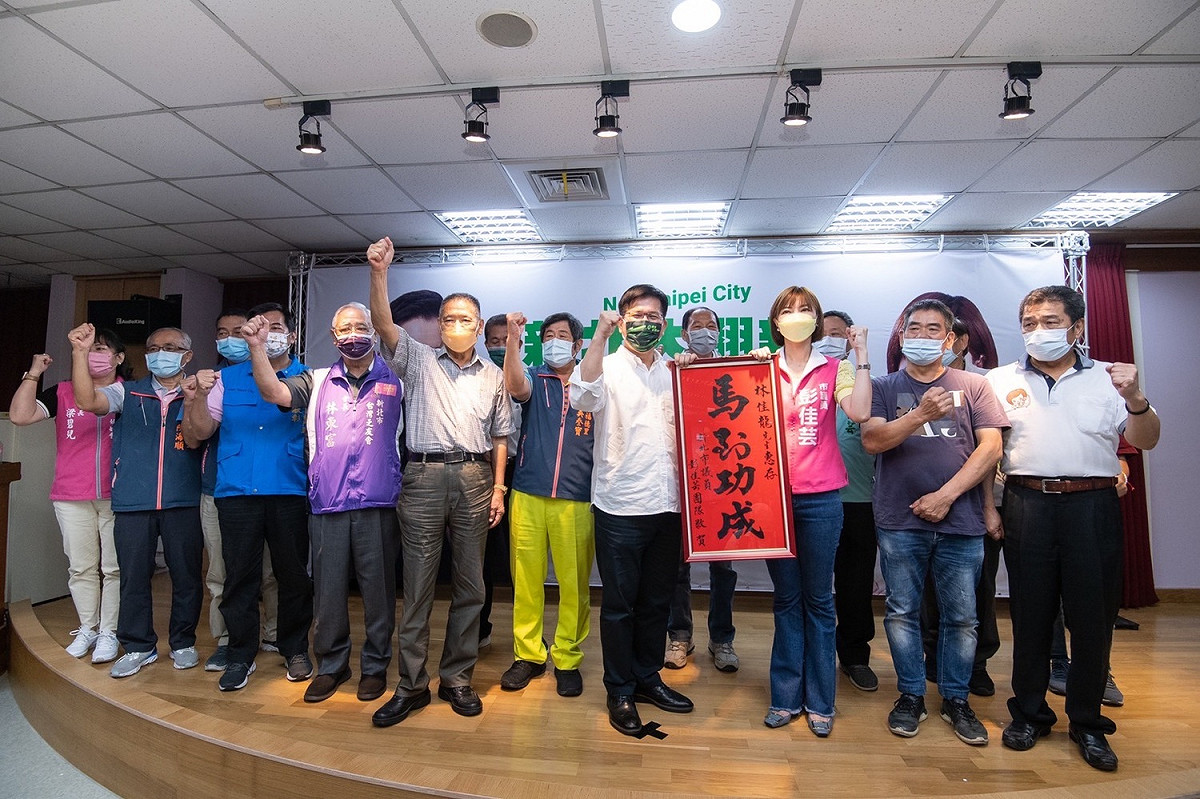 接下彭佳芸送上的「馬到功成」匾額，林佳龍說，新北大翻新、議員逗陣拚的座談行程，大家熱情無法擋。 圖：林佳龍競選辦公室提供