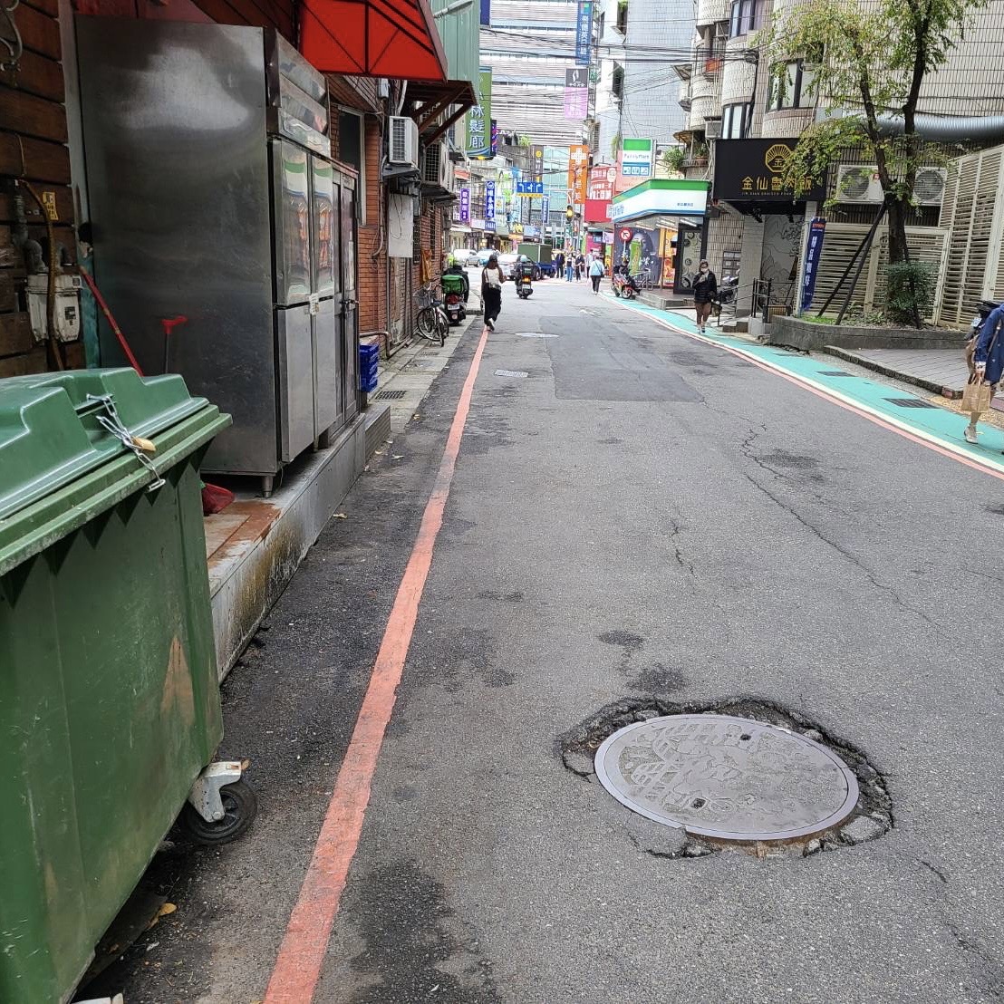 人孔周邊路面破損（改善前）。 圖：新北市水利局提供