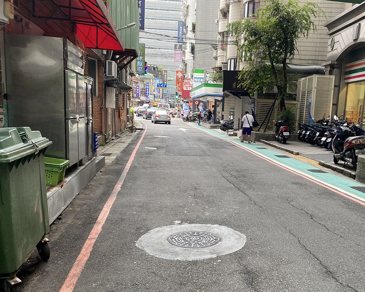 人孔周邊路面破損（改善後）。 圖：新北市水利局提供