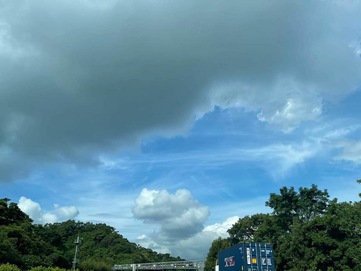 今(16)日午後東半部地區有局部短暫雷陣雨，外出仍需攜帶雨具。 圖：翻攝自氣象達人彭啟明臉書（資料照）