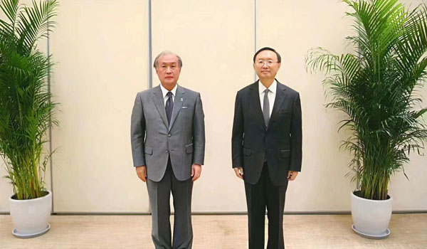 日本國家安全保障局長秋葉剛男（左）17日在中國天津，與中共中央外事工作委員會辦公室主任楊潔篪進行長達7小時會談。 圖：翻攝自中國外交部