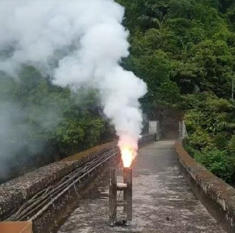 經濟部水利署今(18)日表示，上午有部分雲系移入基隆及台灣東北角，水利署隨即通知人工增雨作業小組，於西勢水庫實施地面增雨。 圖：經濟部水利署提供
