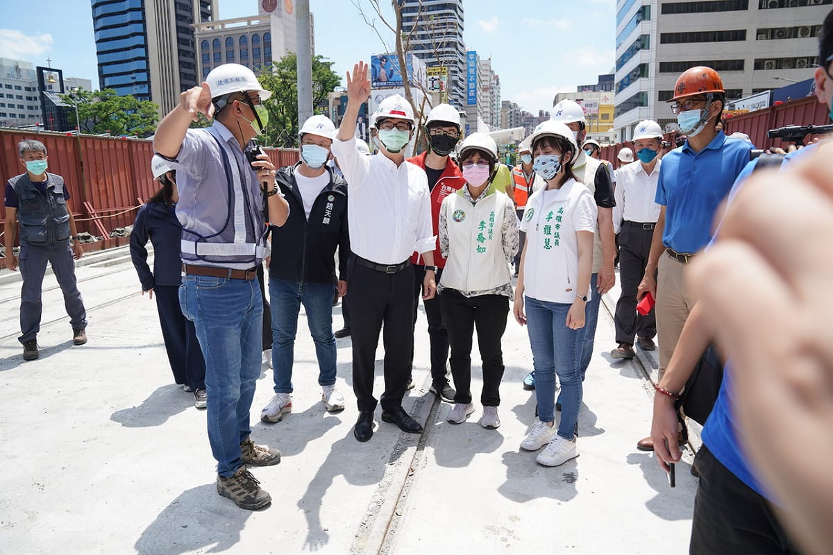 高雄市長陳其邁視察輕軌建設進度。 圖：高雄市政府提供