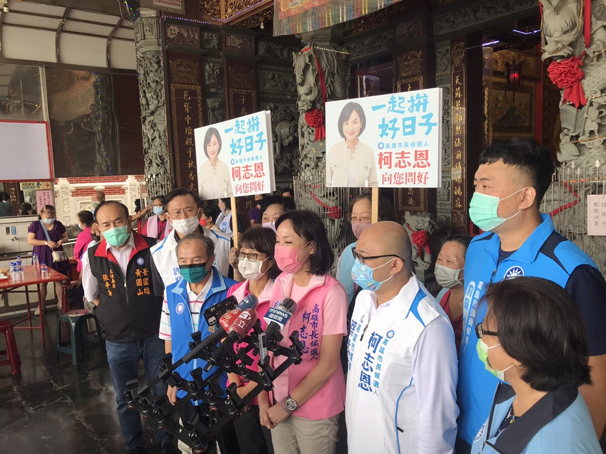 柯志恩(中)至前鎮三天宮參拜。 圖：柯志恩競辦提供