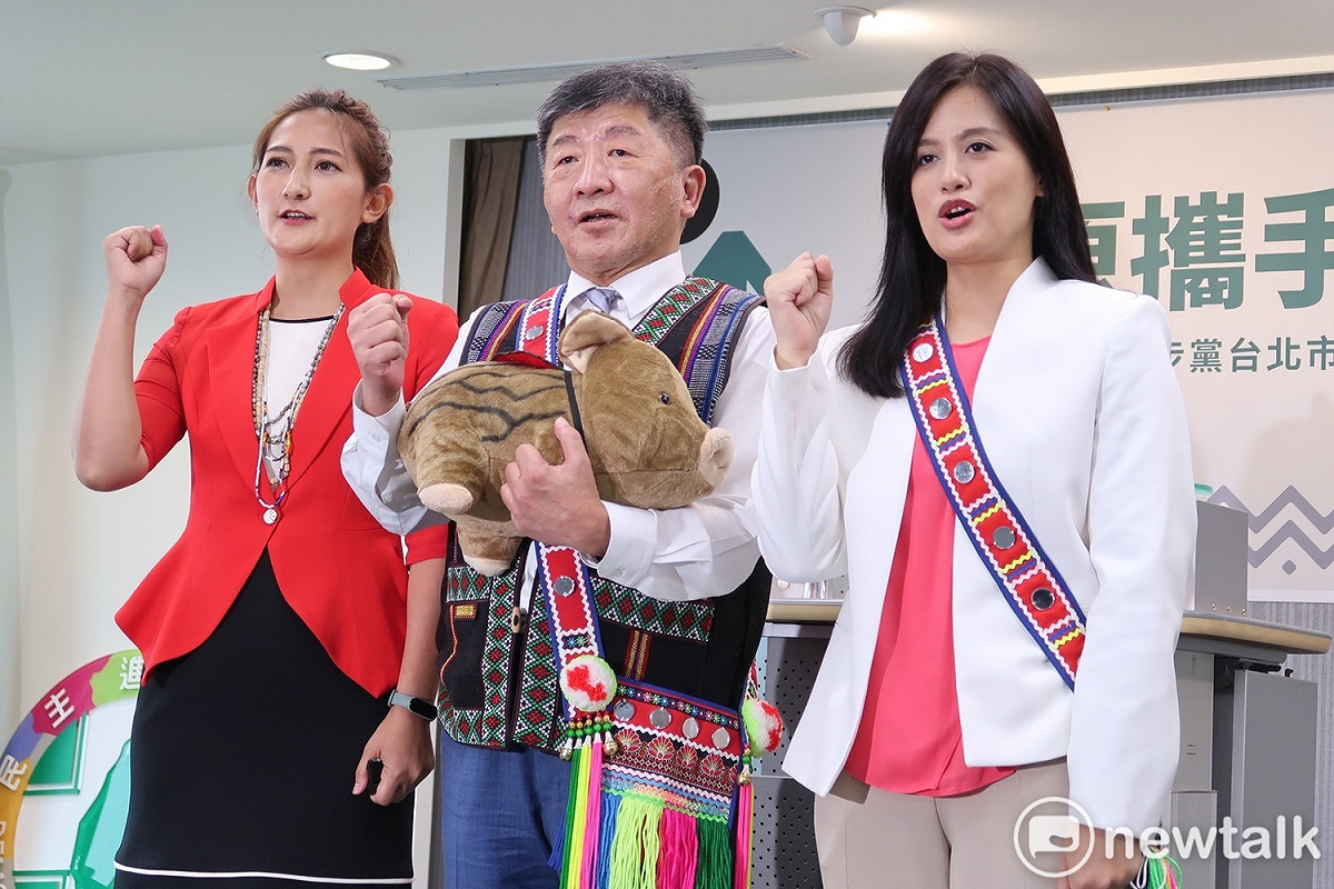 民進黨今日下午舉行「與原攜手、台北共好」記者會，並與市長參選人陳時中合體。 圖：林朝億/攝